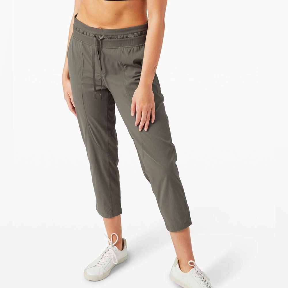 Closet clearout‼️ Lulu dance studio crop 25” grey sage